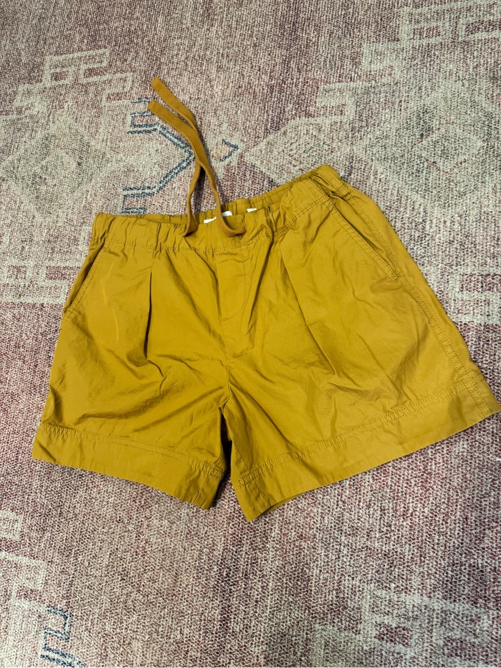 Vince Box Pleat Cotton Drawstring Shorts in a muted mustard/gold xs like new